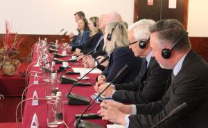 Foto: MO BiH / Sifet Podžić sa delegacijom i britanskim parlamentarcima